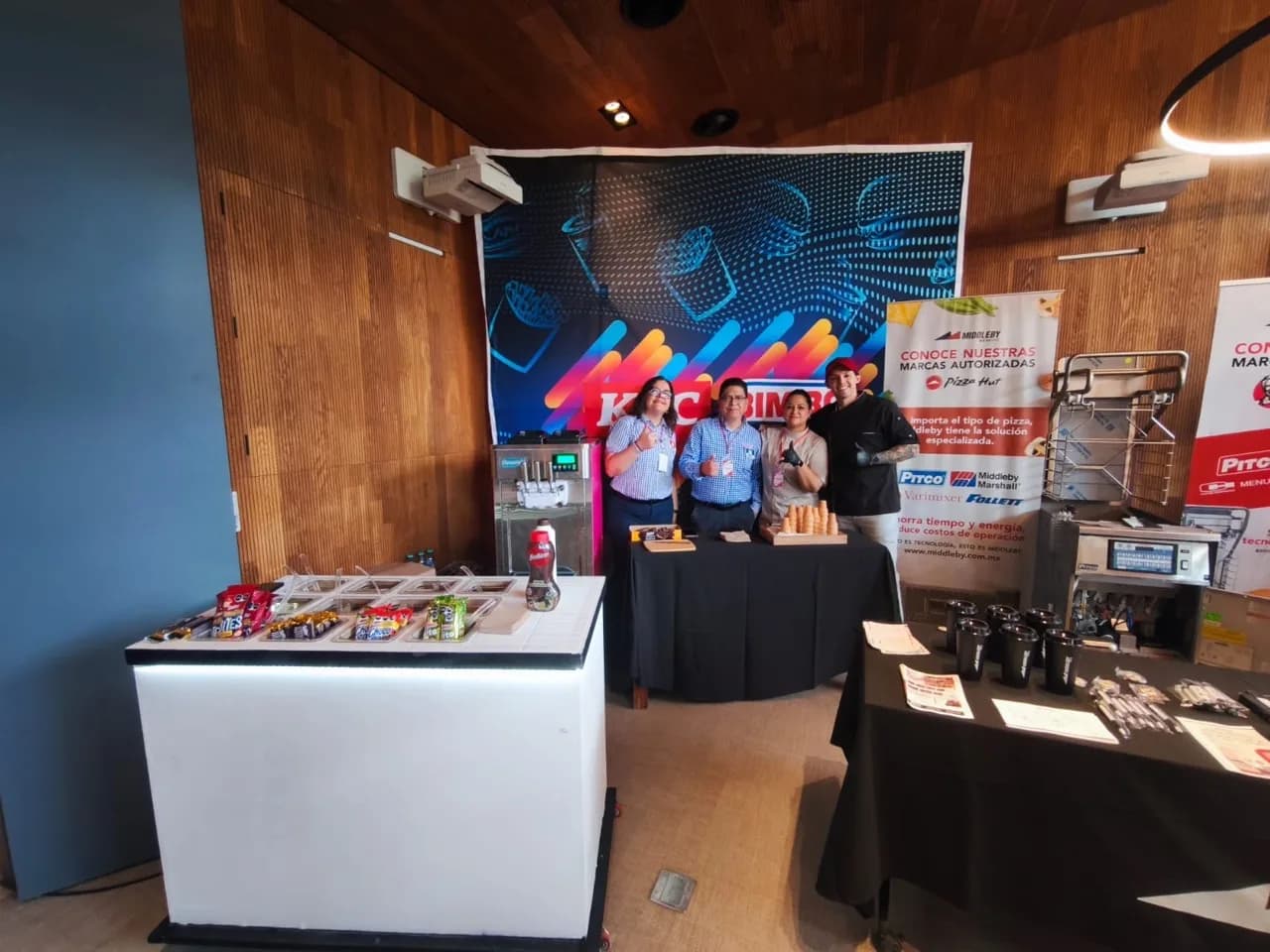 Vista general del equipo y la estación de helados en el evento Bimbo / KFC