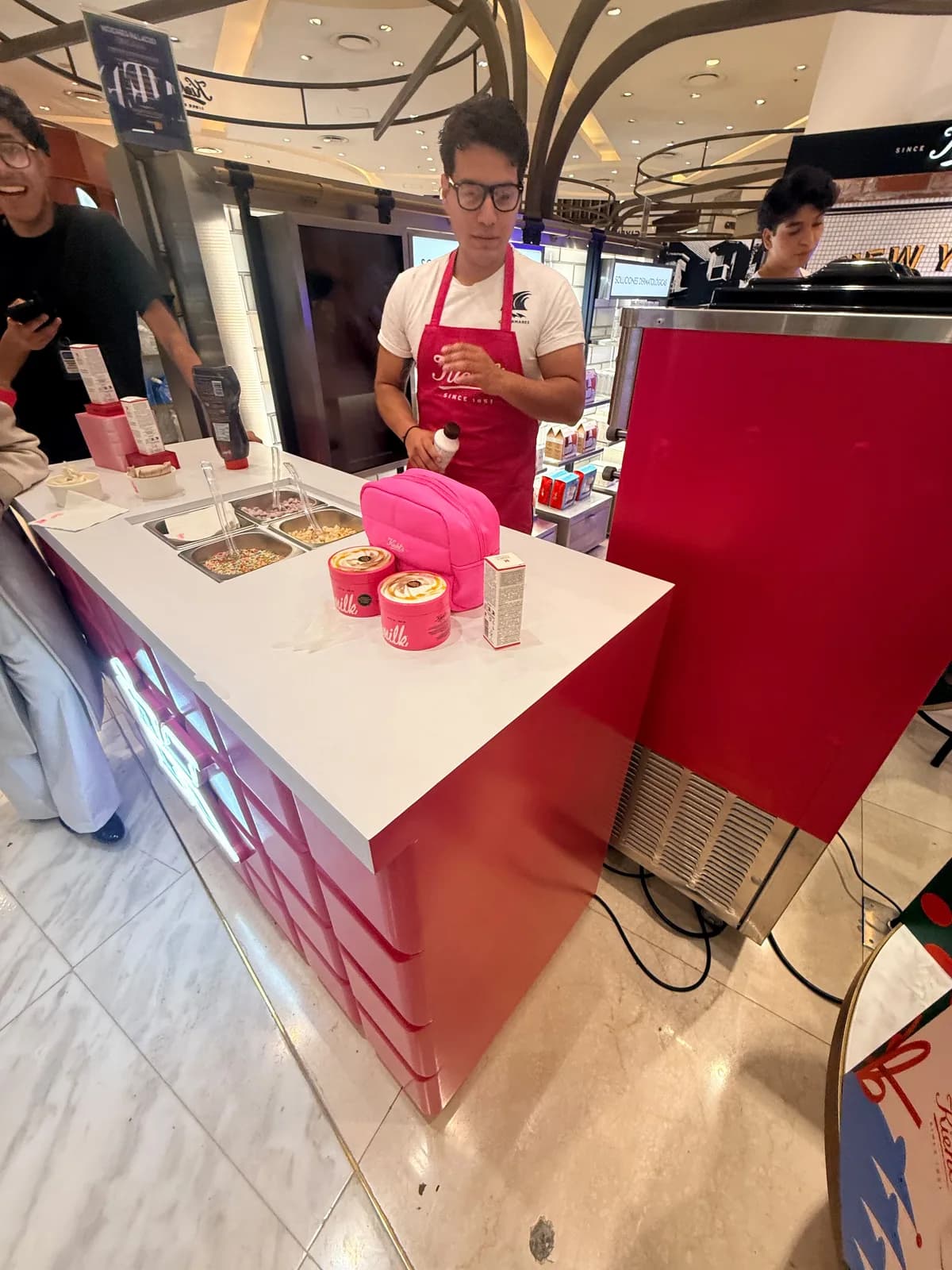 Detalle de los complementos y la máquina de helados de Kiehl's