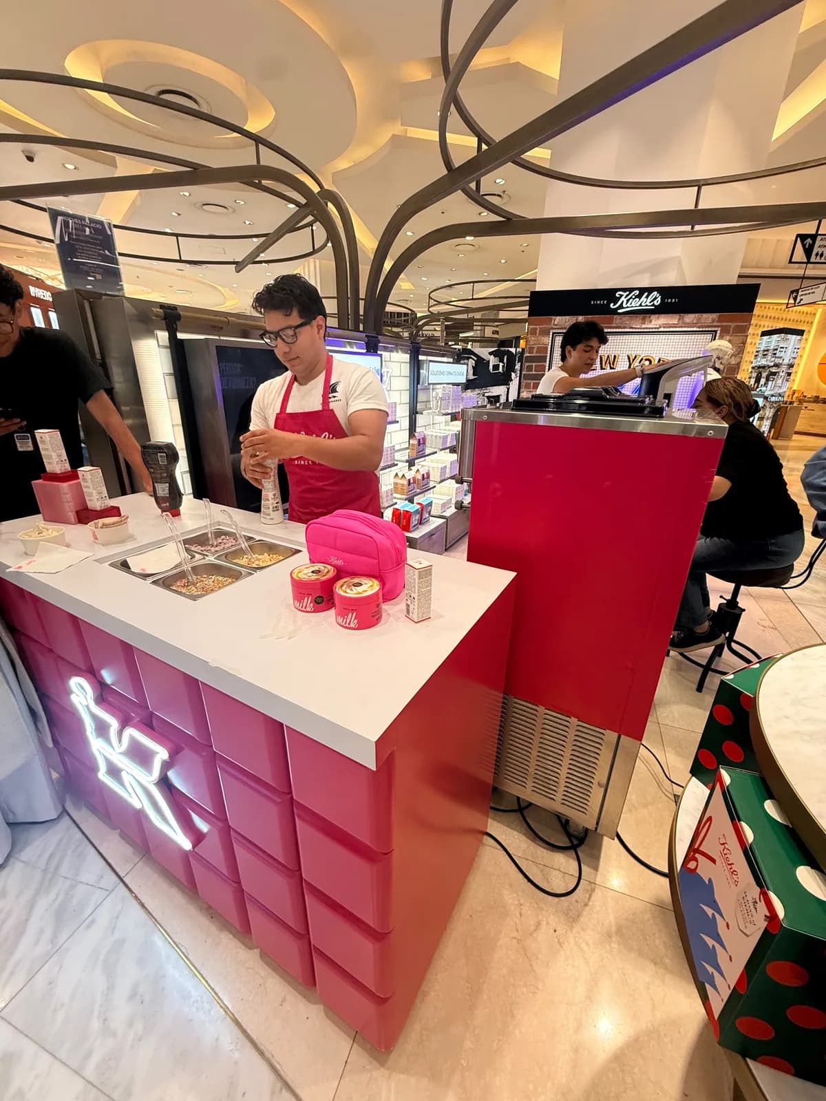 Operador junto a la máquina y barra de helados de Kiehl's