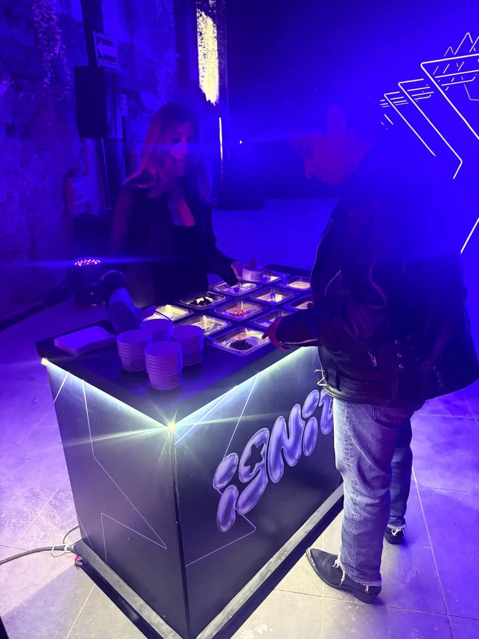 Servicio de helado y toppings en el evento de Universal Music México