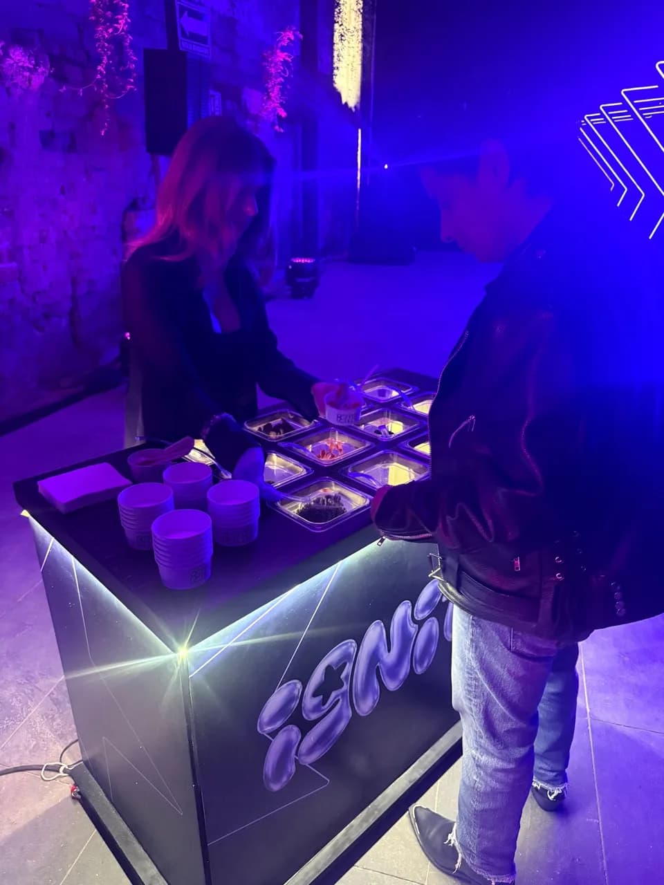 Preparación de helado con toppings en el evento de Universal Music México