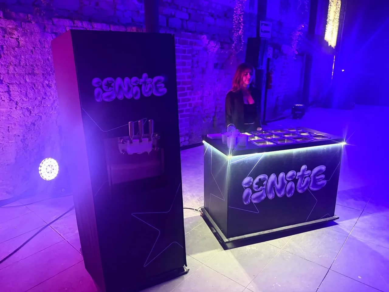 Máquina de helado y barra de toppings de Ignite en el evento de Universal Music México